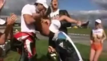 Засунули бутылку в пизду