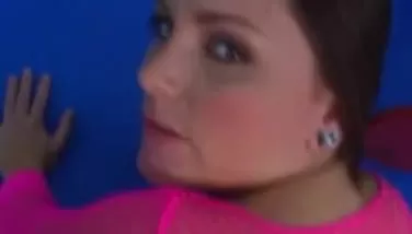 Лижет и сосет член