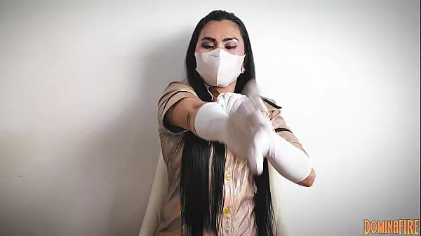 Медсестра одевается принимать больных