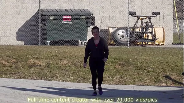 Зрелая спортсменка занимается спортом