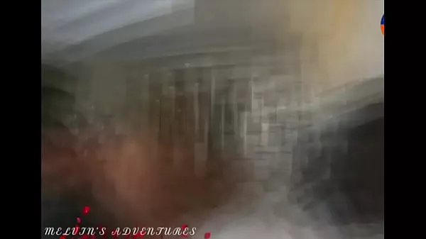 Парень в наколках трахает девку раком